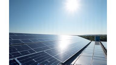 Solarpanele auf einem Dach