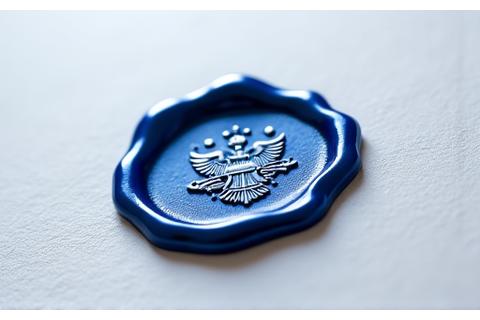 Ein stilisiertes digitales Siegel oder Emblem, das Compliance und Sicherheit im Finanzbereich symbolisiert, mit Elementen der deutschen und EU-Flaggen im Hintergrund.